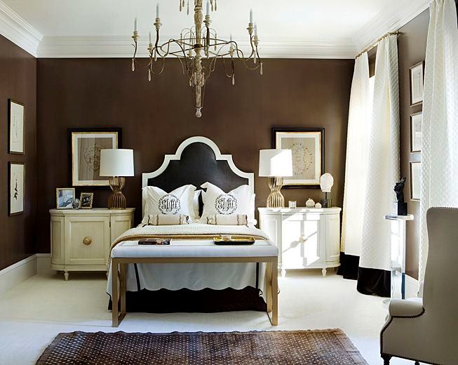 اتاق خواب دو نفره ای که دارای دیوارهای قهوه ای رنگ و تخت و پرده های سفید است
